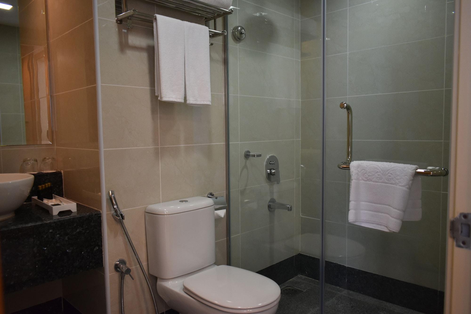 Tenera Hotel Bangi Exterior foto Bathroom with shower enclosure